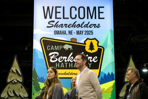 Berkshire shareholders head to Buffett’s 60th annual meeting, economy top of mind