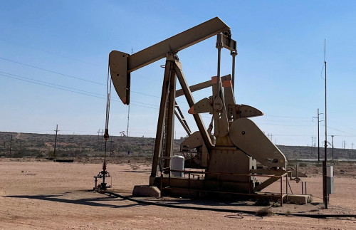 US oil prices drop more than $1 as inventory build raises oversupply fear