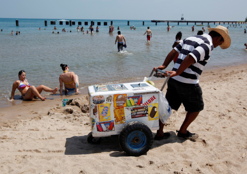 Americans slow to book summer travel amid discount hunting