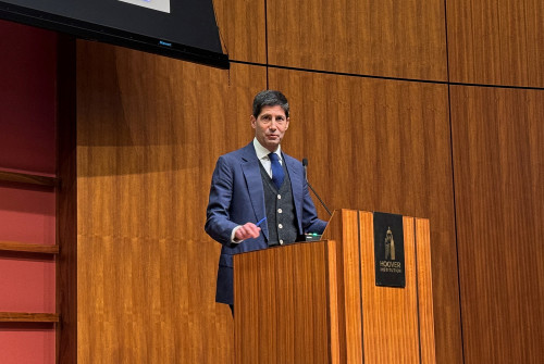 Ex-Fed Governor Warsh says new accord between Treasury, central bank needed