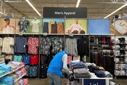 Walmart broadens 10% staff discount to include most grocery products