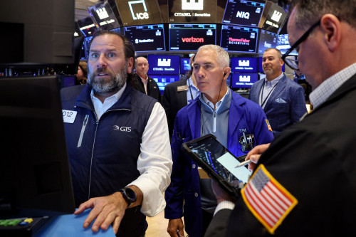 Wall St ends lower as bank CEOs warn of possible pullback, fueling tech bubble jitters
