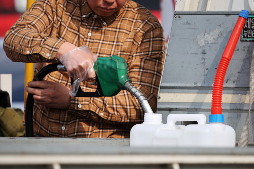 Global bonds slide as oil surge stokes rate-hike bets