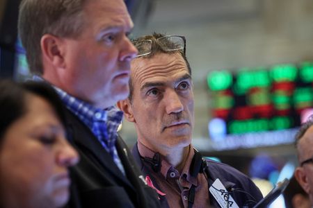 Wall St rallies; Nasdaq hits 40-yr milestone, Apple scales $3 trillion