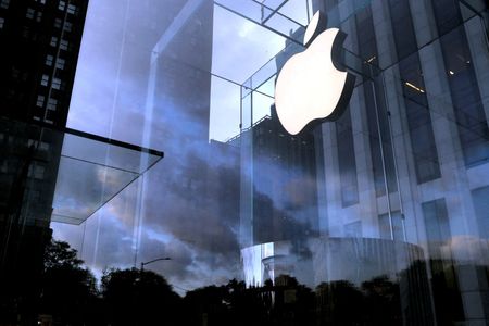 Analysis-Apple’s growing stock market heft poses dilemma for fund managers