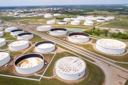 Oil falls more that $1 a barrel on Venezuela deal hopes