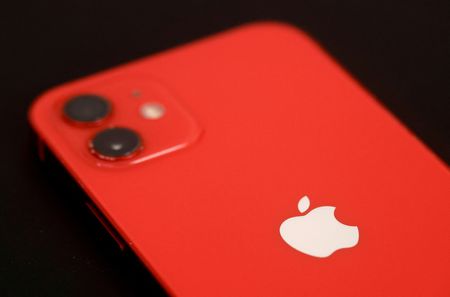 Apple ticks lower after warning of dull holiday quarter