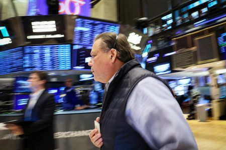 Wall St rallies as earnings season boost offsets economy worries